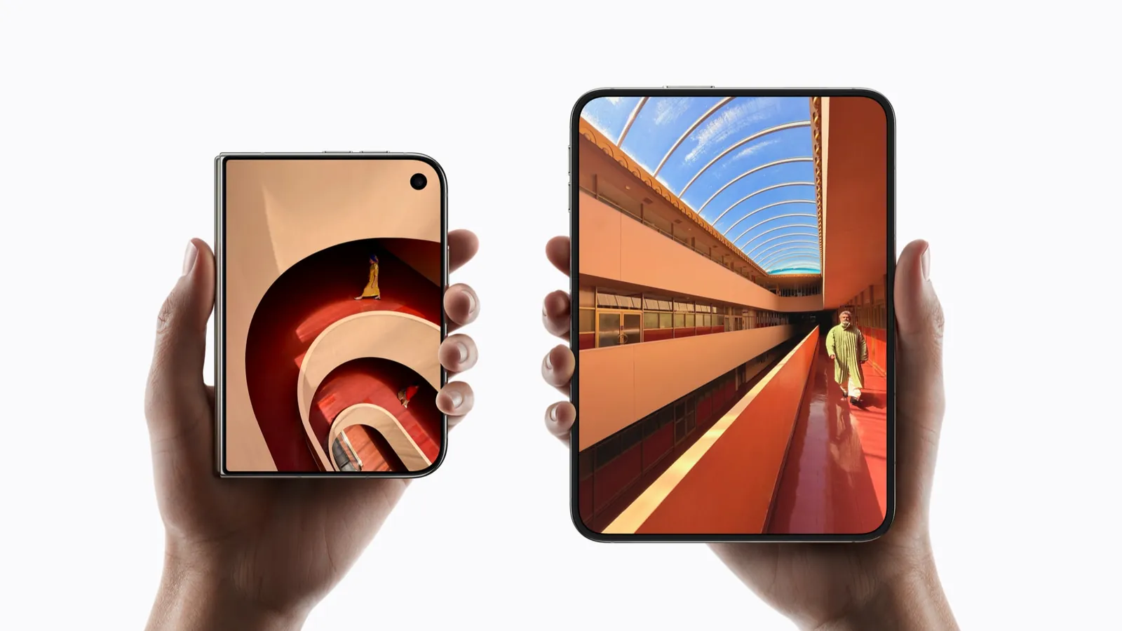 两只手各举着一台 iPhone Duo,一台合上,一台展开