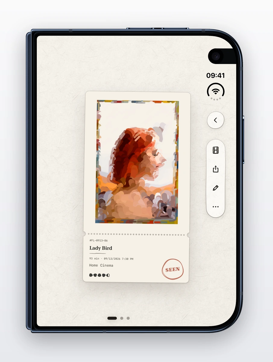 合上的 iPhone Duo 外屏正中的一张《伯德小姐》票根,海报被重绘成笔触,返回按钮和票根的操作按钮竖排在时钟下方的那一列里